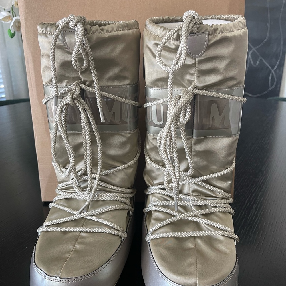 Moon Boot platinum